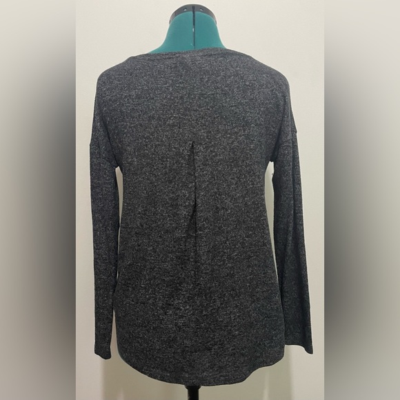 A new day long sleeve v-neck shirt - Picture 3 of 6